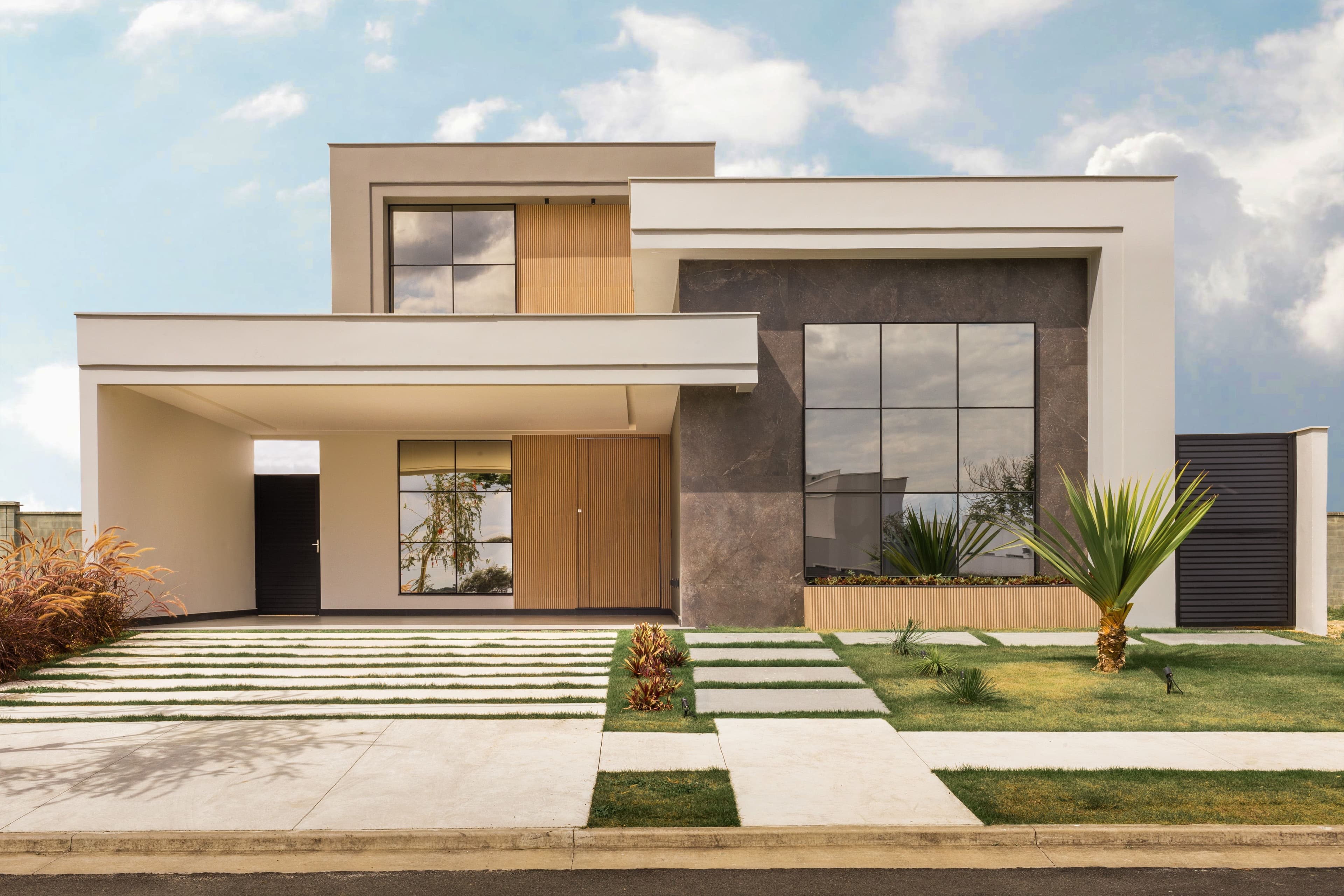 Casa contemporânea cercada pelo verde